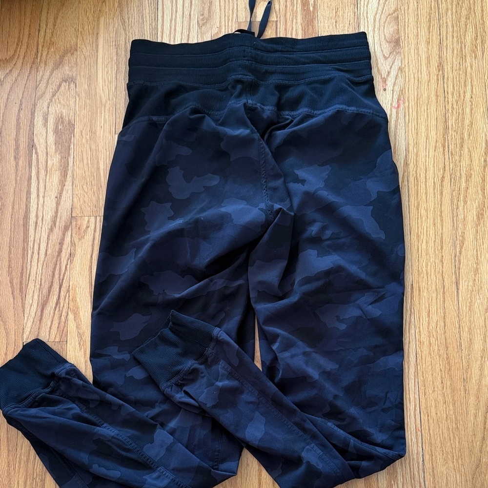 Lululemon sz 4 Dance Studio Mid Rise Black Camo Joggers great pre owned cond - Picture 4 of 6